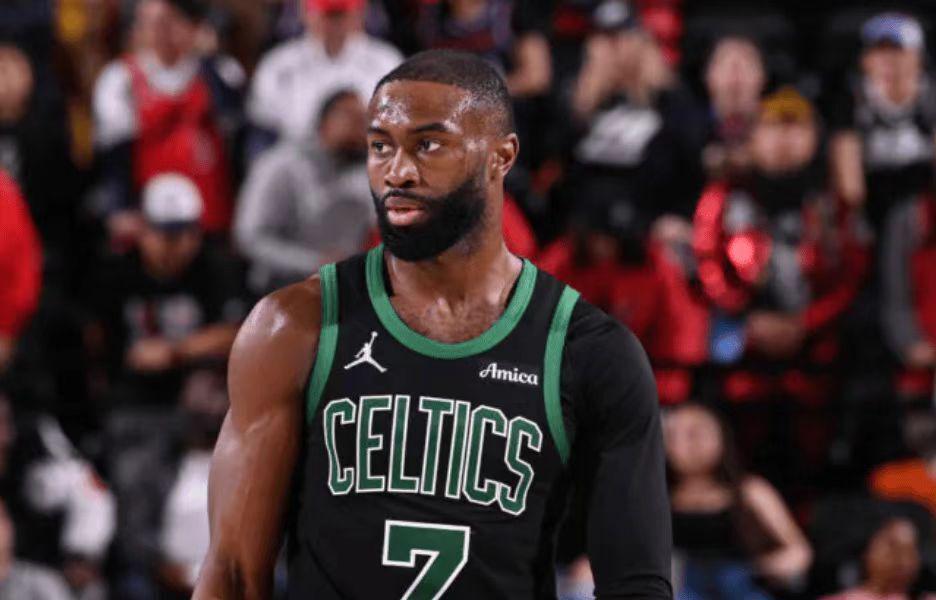 华体会体育登录入口-NBA官方罚单：杰伦-布朗出局抨击该调查3名裁判 被罚款5万美元